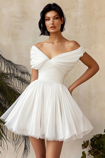 Robe de blanche froncée à épaules dénudées